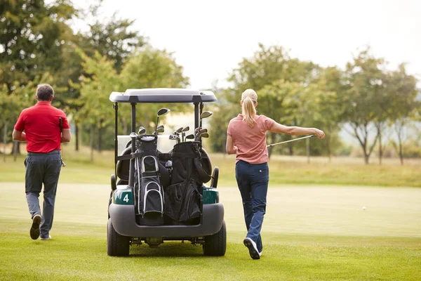 Tylny Widok Parę Wysiadając Wózka Golfowego Grać Strzał Zielono — Zdjęcie stockowe