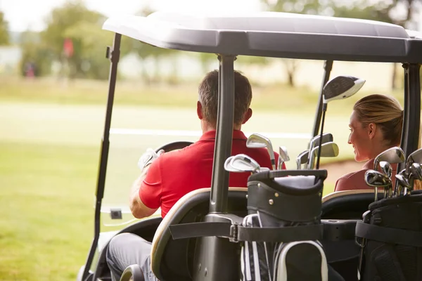 Vista Trasera Pareja Jugando Golf Conduciendo Buggy Largo Fairway Día —  Fotos de Stock