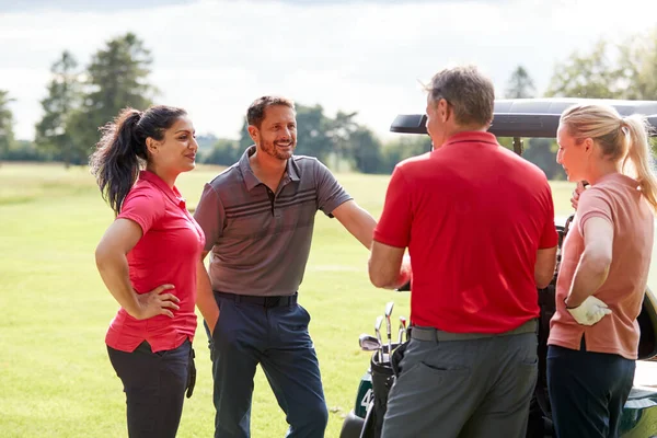 Erkek Kadın Golfçüler Grubu Golf Arabası Rotasında Bekliyor — Stok fotoğraf