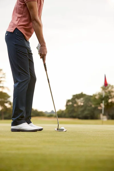 Close Van Vrouwelijke Golfer Putting Bal Groen — Stockfoto