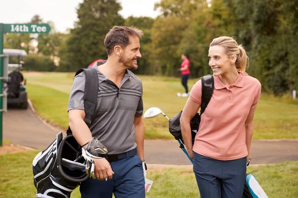 Pareja Madura Jugando Ronda Golf Llevando Bolsas Golf Hablando — Foto de Stock