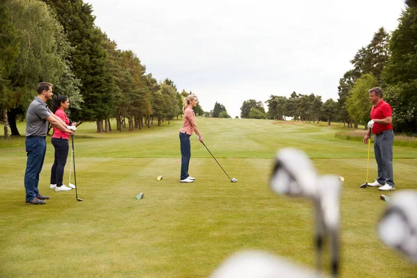 Golf Profesional Demostrando Tee Shot Grupo Golfistas Durante Lección —  Fotos de Stock