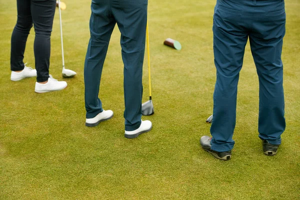 Nahaufnahme Der Beine Von Golfern Die Schläger Auf Dem Golfabschlag — Stockfoto