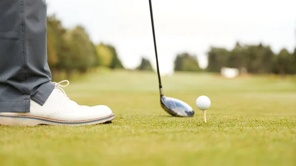Zavřít Starší Muž Golfer Příprava Hit Tee Shot Podél Fairway — Stock fotografie