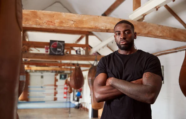 Porträtt Manliga Boxare Gym Står Vid Gammaldags Läder Punch Bag — Stockfoto