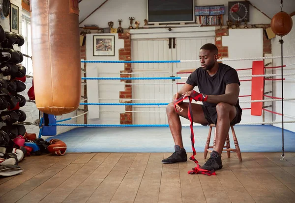 Spor Salonunda Boks Eğitimi Alan Erkek Boksör Boks Ringinin Yanında — Stok fotoğraf