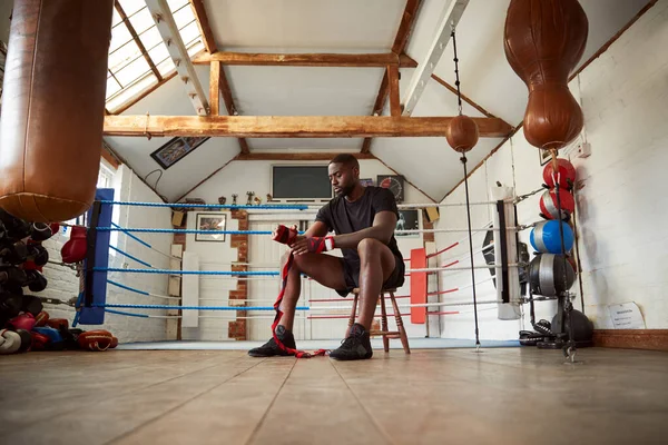 Boxer Formazione Maschile Palestra Seduto Accanto Ring Boxe Mettendo Involucri — Foto Stock