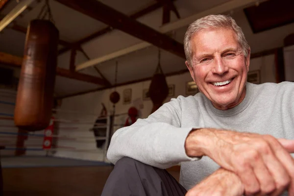 Retrato Sonriente Entrenador Boxeo Masculino Senior Gimnasio Pie Junto Bolsos — Foto de Stock