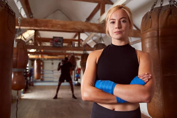 Портрет Женщины Боксера Защитными Обертками Руках Тренировки Тренажерном Зале — стоковое фото
