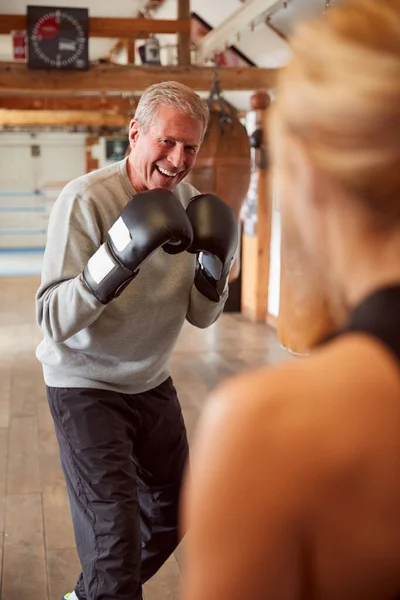 Sénior Boxer Masculino Sparring Com Mais Jovem Treinador Feminino Ginásio — Fotografia de Stock