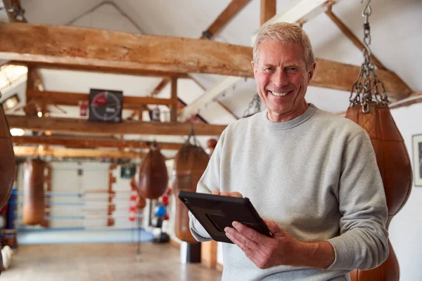 Retrato Del Entrenador Boxeo Masculino Mayor Sonriente Entrenamiento Seguimiento Gimnasio — Foto de Stock