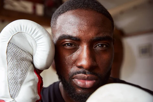 Close Ritratto Pugile Maschile Palestra Che Indossa Guanti Boxe — Foto Stock