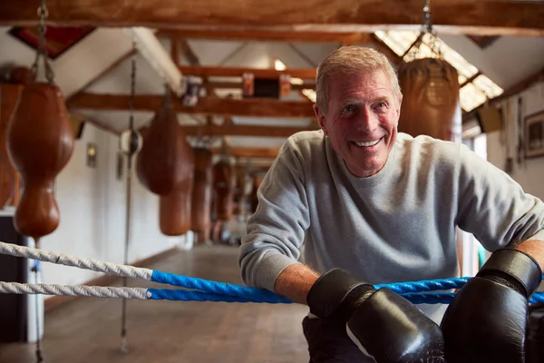 Sorrindo Boxer Masculino Sênior Ginásio Usar Luvas Boxe Inclinado Cordas — Fotografia de Stock