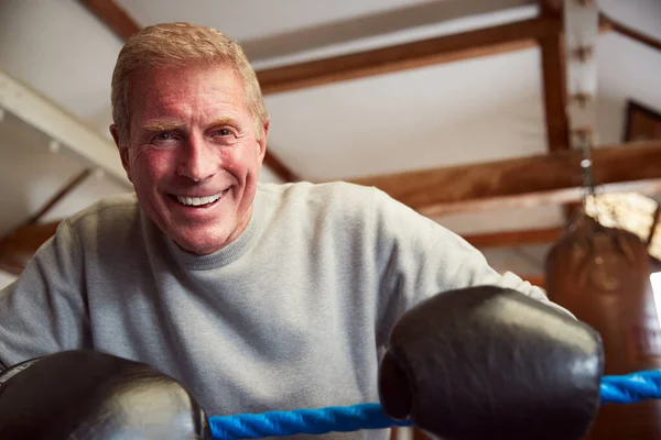Leende Senior Man Boxer Gym Bär Boxningshandskar Lutar Sig Mot — Stockfoto