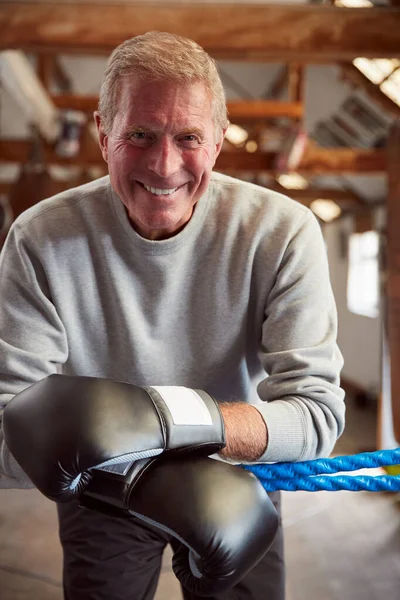 Sorrindo Boxer Masculino Sênior Ginásio Usar Luvas Boxe Inclinado Cordas — Fotografia de Stock