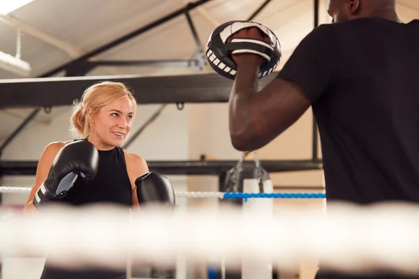 Masculino Personal Trainer Sparring Com Feminino Boxer Ginásio Usando Luvas — Fotografia de Stock