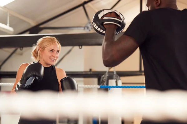 Muž Osobní Trenér Sparring Ženskou Boxer Tělocvičně Pomocí Tréninkových Rukavic — Stock fotografie