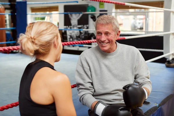 Personlig Tränare Hjälper Äldre Manliga Boxare Gym Att Sätta Boxningshandskar — Stockfoto
