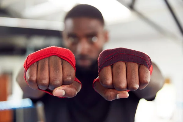 Retrato Boxer Masculino Treinamento Anel Boxe Ginásio Com Envoltórios Nas — Fotografia de Stock