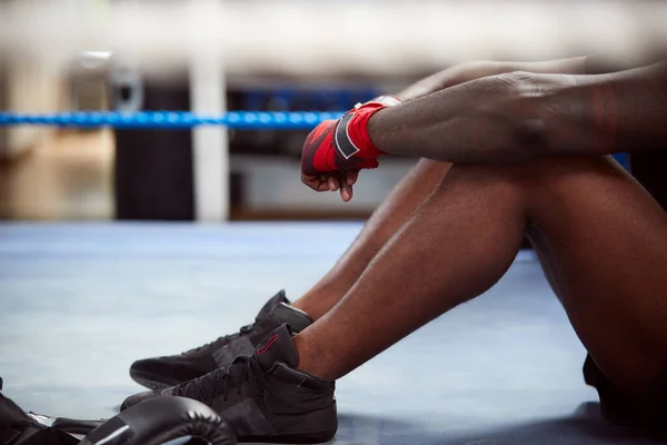 体操比赛后坐进拳击圈中的累人男子拳击手的近视训练 — 图库照片