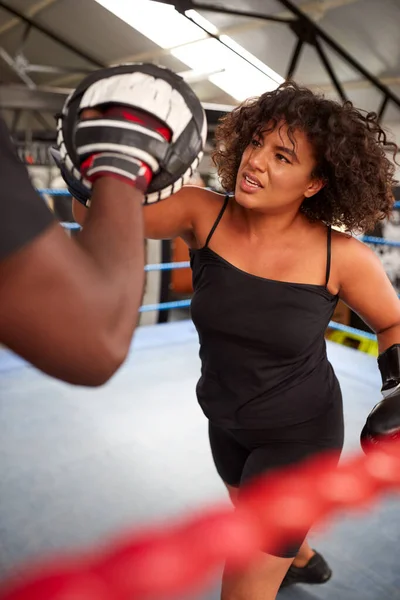 Masculino Personal Trainer Sparring Com Feminino Boxer Ginásio Usando Luvas — Fotografia de Stock