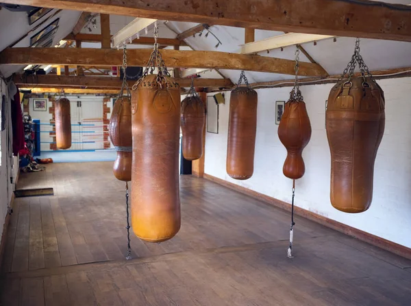 Ginásio Treinamento Boxe Vazio Com Sacos Soco Couro Moda Antiga — Fotografia de Stock