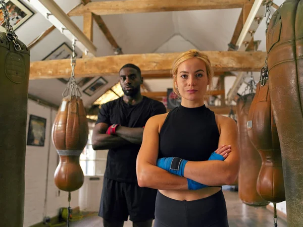 Porträtt Manliga Och Kvinnliga Boxare Gym Träning Stående Med Läder — Stockfoto