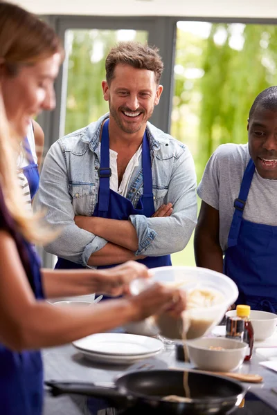 Studenten Beobachten Lehrerin Wie Sie Kochkurs Mischung Pfanne Gießt — Stockfoto