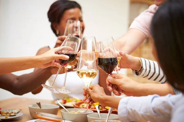 Gruppo Uomini Donne Che Fanno Toast Mentre Divertono Mangiare Pasto — Foto Stock