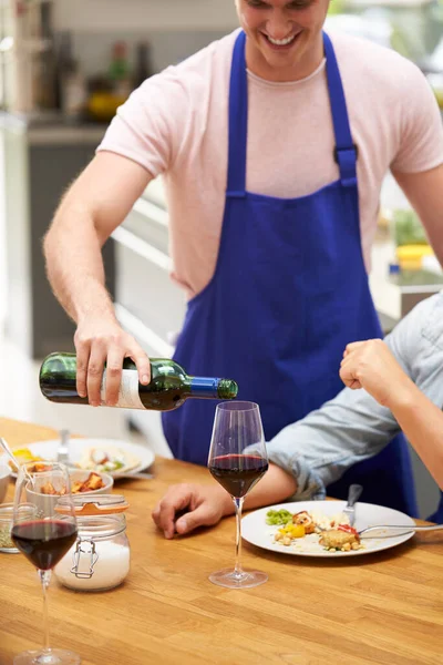 Homem Pouring Wine Group Friends Sentado Torno Mesa Comer Refeições — Fotografia de Stock