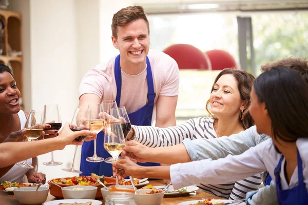 Grupa Mężczyzn Kobiet Podejmowania Tosty Jak Cieszyć Się Jedzeniem Posiłek — Zdjęcie stockowe