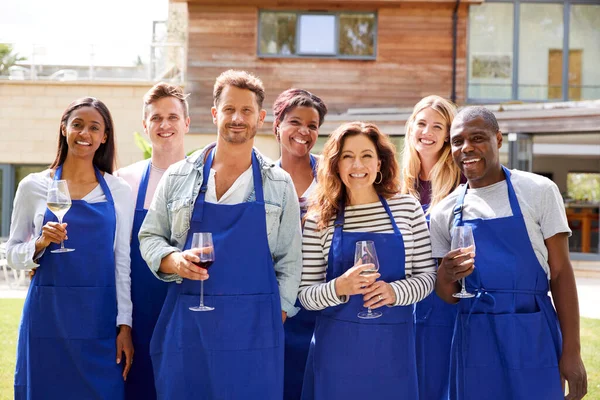 Retrato Grupo Homens Mulheres Que Participam Aula Culinária Relaxante Livre — Fotografia de Stock