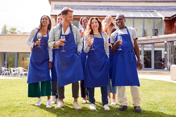 Groepsportret Van Mannen Vrouwen Wonen Kookles Buiten Ontspannen Met Glas — Stockfoto