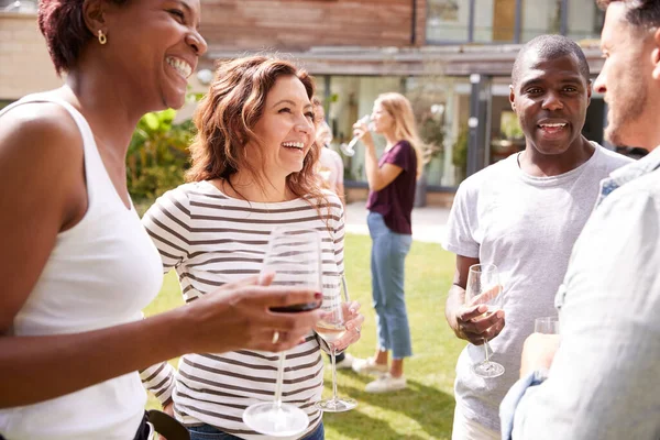 Grupo Amigos Multiculturais Que Relaxam Bebem Vinho Festa Jardim Verão — Fotografia de Stock