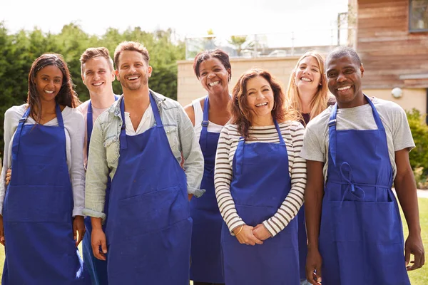 Gruppporträtt Män Och Kvinnor Matlagningsklass Avslappnande Utomhus — Stockfoto