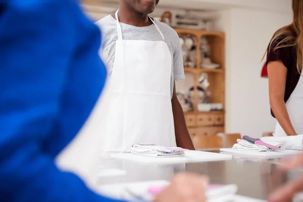 Mutfaktaki Aşçılık Sınıfının Başında Erkek Kadın Öğrencilerin Tahta Kesme Derslerine — Stok fotoğraf