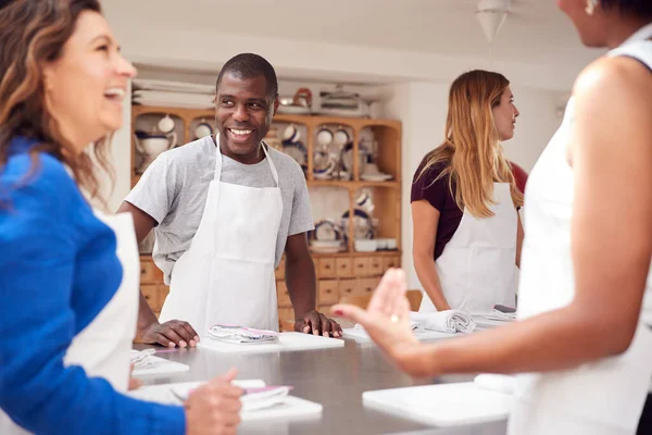 Estudantes Sexo Masculino Feminino Com Tábuas Cortar Início Aula Culinária — Fotografia de Stock