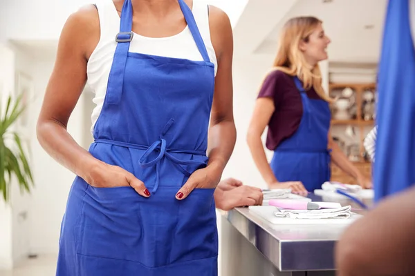 Blisko Kobiety Rękami Kieszeni Fartuch Biorąc Udział Klasie Gotowania Kuchni — Zdjęcie stockowe