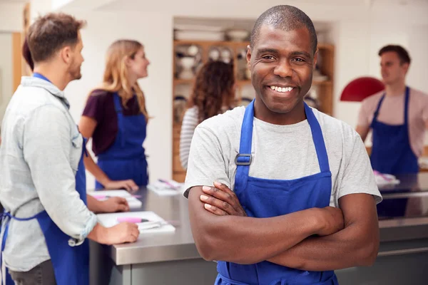 Porträt Eines Lächelnden Mannes Mit Schürze Der Kochkurs Der Küche — Stockfoto