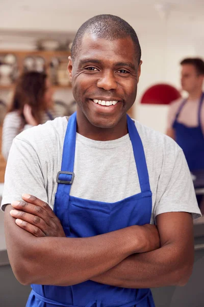 Portret Uśmiechniętego Mężczyzny Fartuchu Biorącego Udział Zajęciach Gotowania Kuchni — Zdjęcie stockowe