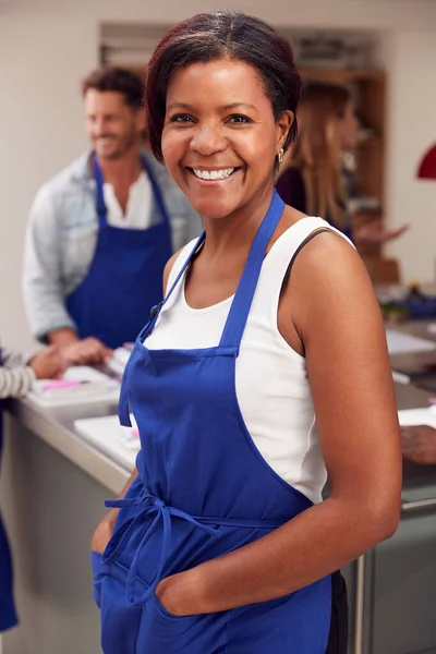 Portrait Smiling Mature Wearing Apron Tomando Parte Clase Cocina Cocina —  Fotos de Stock