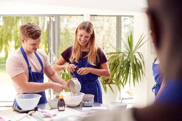 Mannelijke Vrouwelijke Volwassen Studenten Meten Ingrediënten Kookles Keuken — Stockfoto