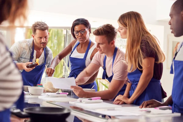 Mannelijke Vrouwelijke Volwassen Studenten Zoek Naar Recept Kookles Keuken — Stockfoto