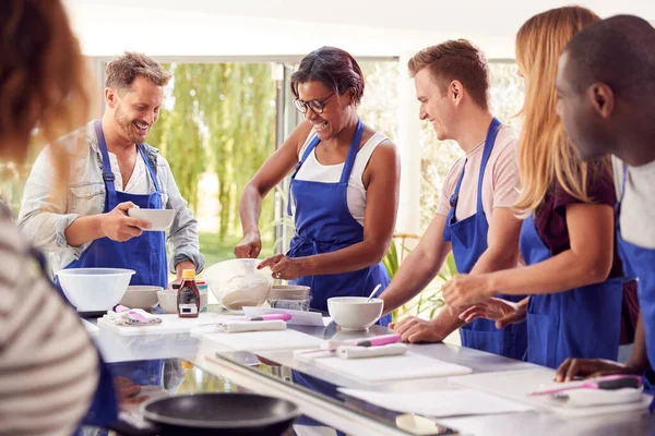 Studenti Třídě Kuchařství Míchání Ingredience Pro Recept Kuchyni — Stock fotografie