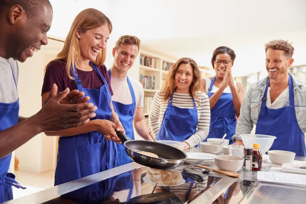 Kobieta Nauczyciel Robi Naleśniki Cooker Klasie Gotowania Jak Dorośli Studenci — Zdjęcie stockowe