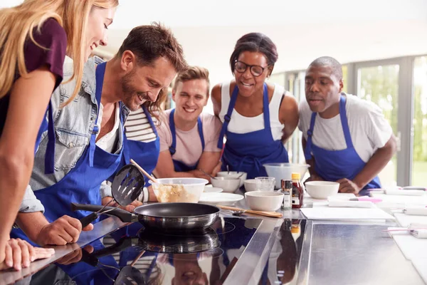 Profesor Masculino Haciendo Pancake Cooker Clase Cocina Mientras Los Estudiantes — Foto de Stock