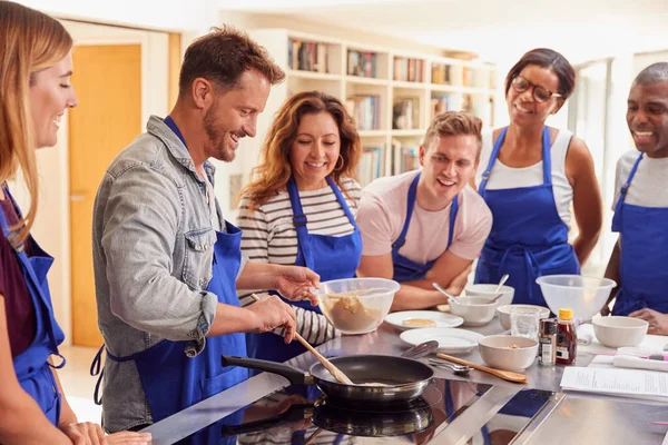 Yetişkin Öğrenciler Bakarken Aşçılık Sınıfında Erkek Öğretmen Krep Yapıyor — Stok fotoğraf
