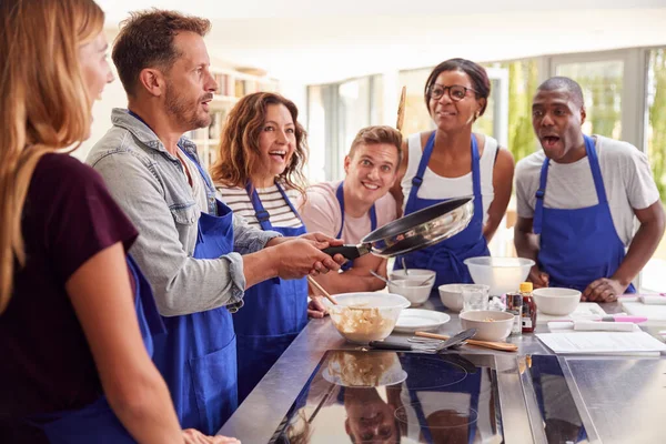 Man Leraar Flippen Pannenkoek Fornuis Kookles Als Volwassene Studenten Kijken — Stockfoto