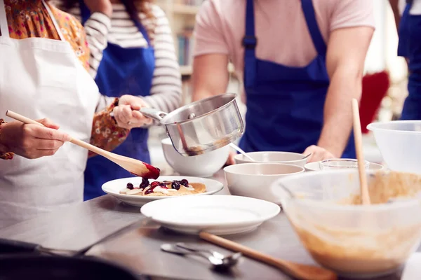 Zbliżenie Się Kobieta Wprowadzenie Naleśnik Klasie Gotowania Jak Dorośli Studenci — Zdjęcie stockowe