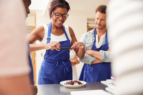 Frau Macht Foto Von Pfannkuchen Gericht Für Soziale Medien Kochkurs — Stockfoto